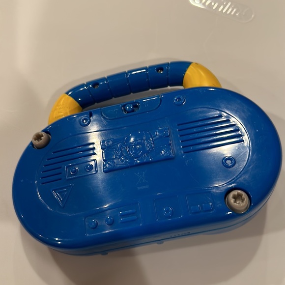 Handy Manny small hand radio. Not guaranteed to work - Picture 2 of 2